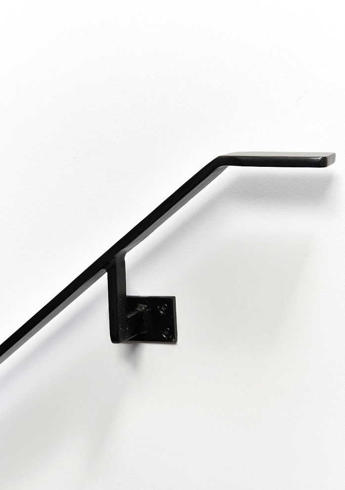 Foto de escalera curva actual grande con barandilla de metal, escalones de madera y contrahuellas de metal