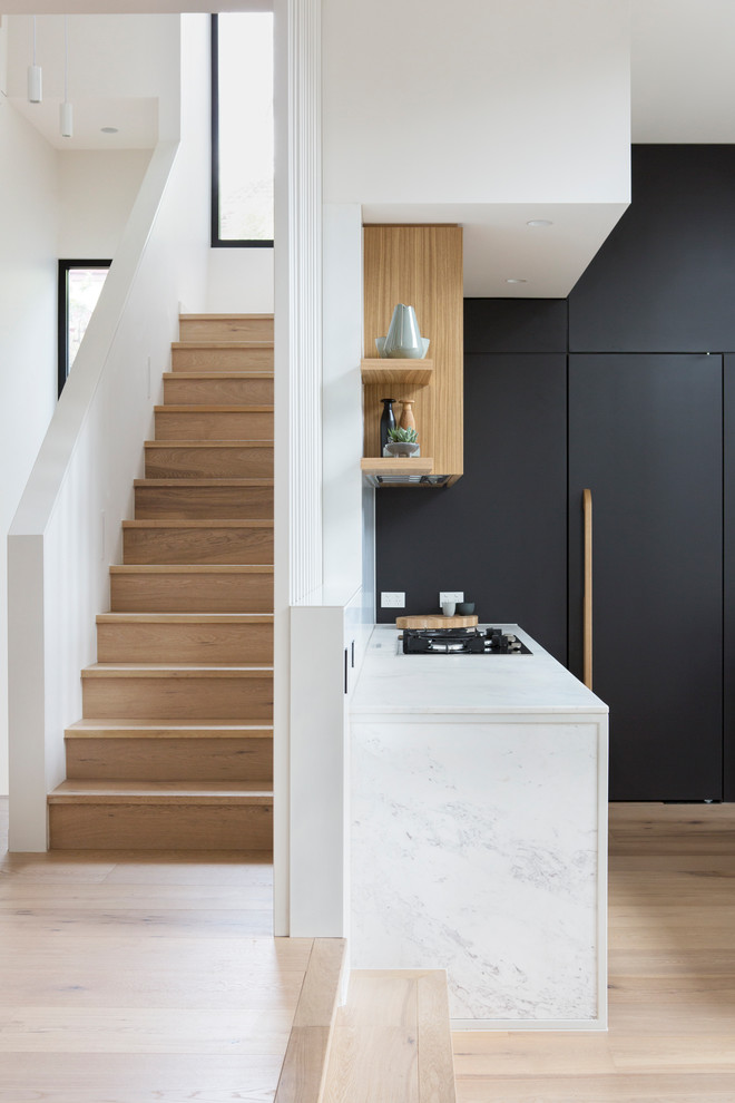 Стильный дизайн: прямая деревянная лестница в современном стиле с деревянными ступенями и деревянными перилами - последний тренд