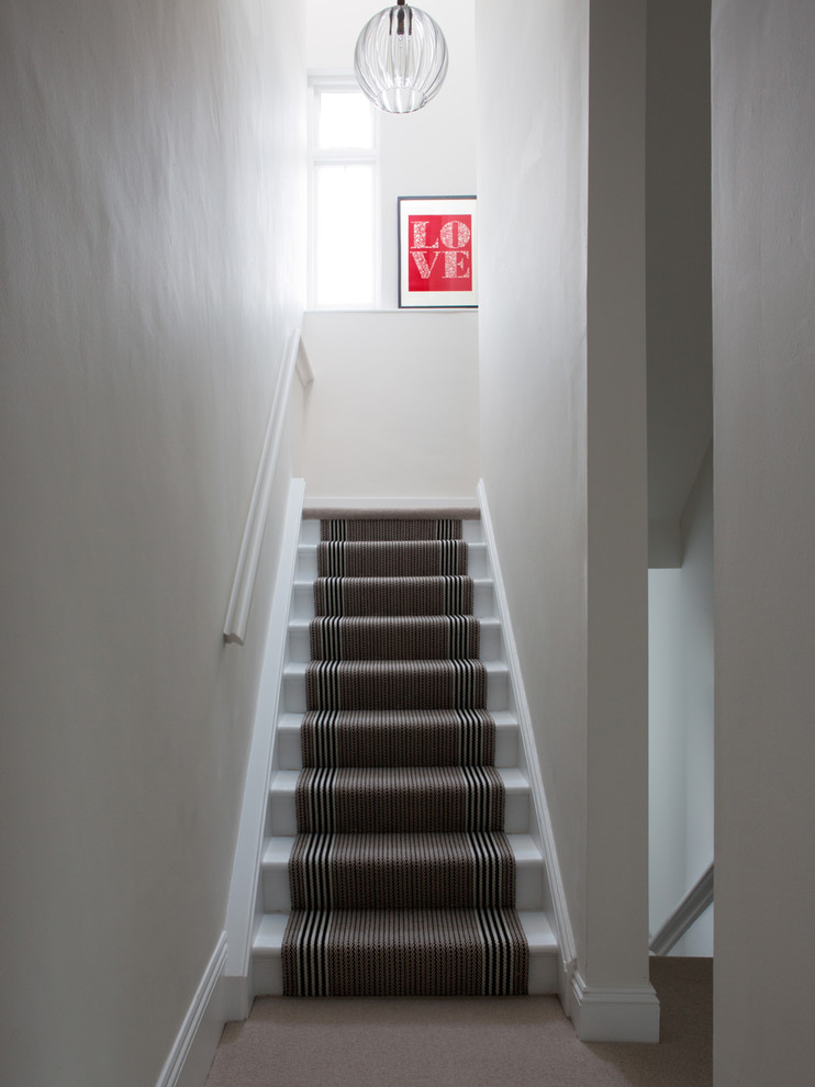 Источник вдохновения для домашнего уюта: лестница в викторианском стиле с крашенными деревянными ступенями и крашенными деревянными подступенками