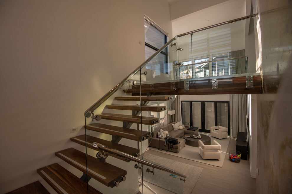 Свежая идея для дизайна: п-образная лестница среднего размера в современном стиле с деревянными ступенями и перилами из смешанных материалов без подступенок - отличное фото интерьера