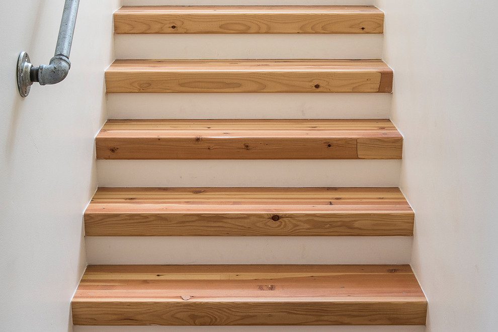 Réalisation d'un escalier minimaliste de taille moyenne avec des marches en bois.