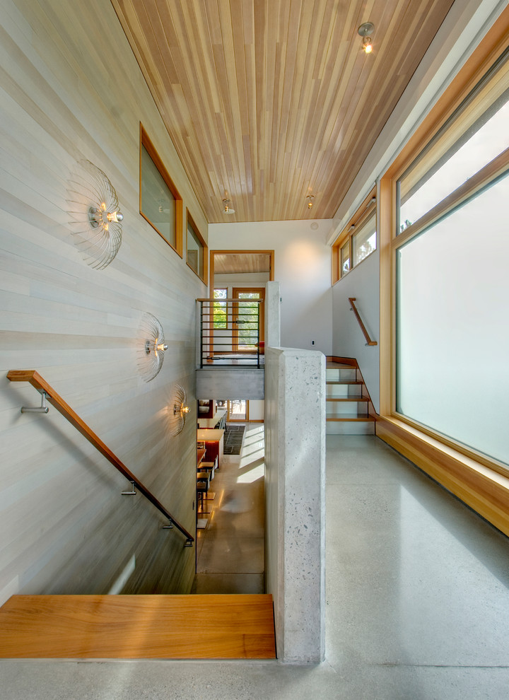 Пример оригинального дизайна: прямая бетонная лестница в современном стиле с деревянными ступенями