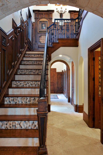 Идея дизайна: большая п-образная лестница в викторианском стиле с деревянными ступенями и подступенками из плитки