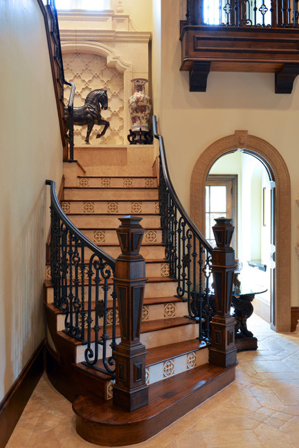 Стильный дизайн: изогнутая лестница среднего размера в викторианском стиле с деревянными ступенями и подступенками из плитки - последний тренд