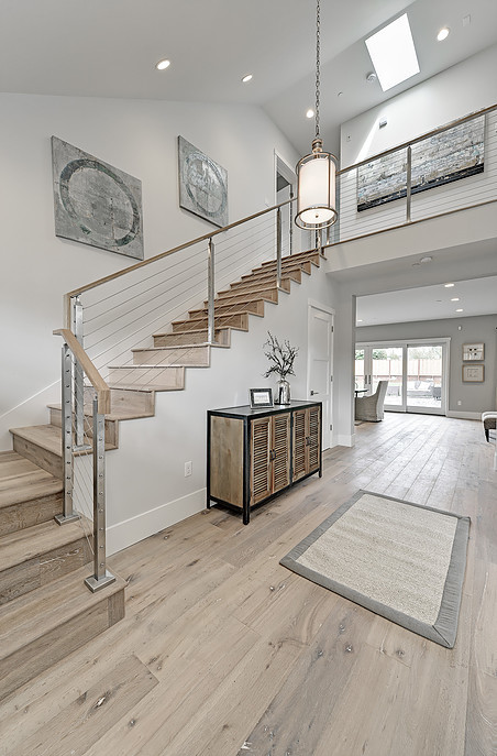 Idée de décoration pour un grand escalier tradition en L avec des marches en bois et des contremarches en bois.