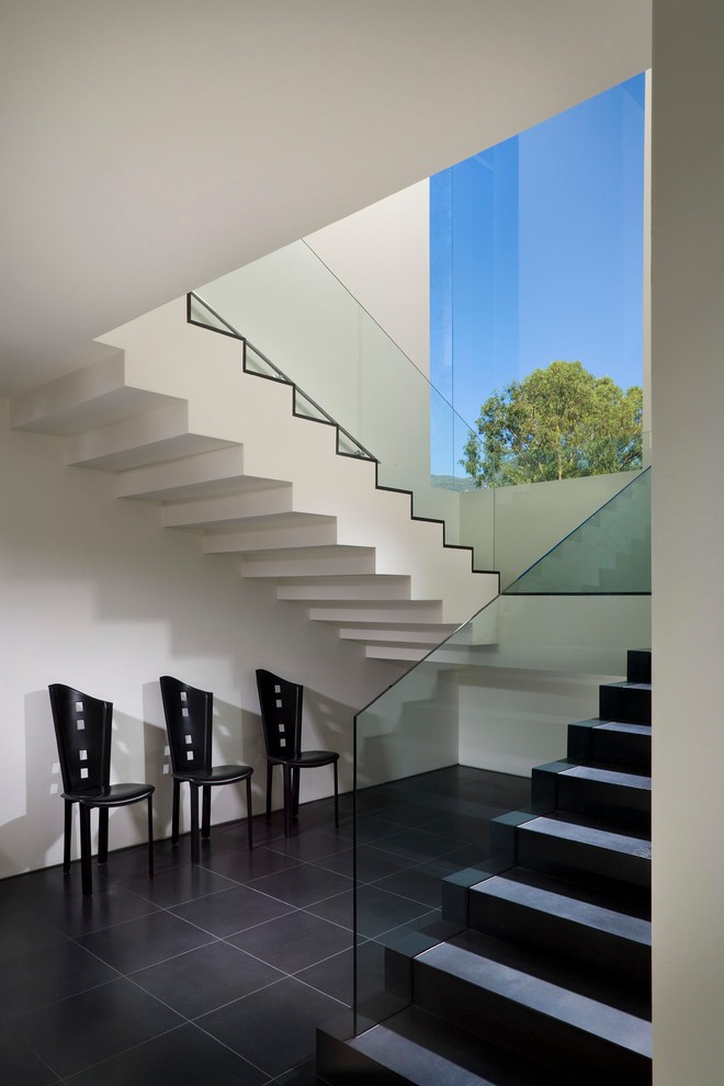 Пример оригинального дизайна: огромная п-образная лестница в стиле модернизм