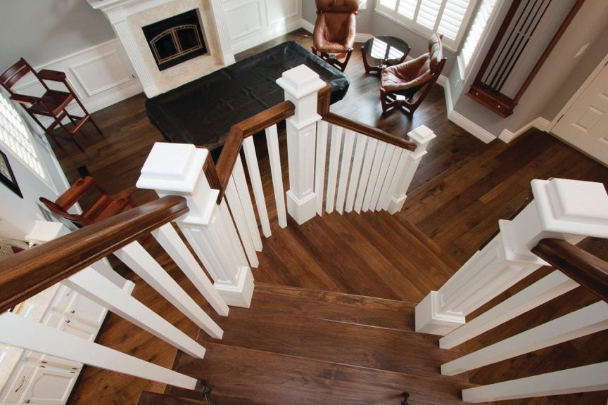 Стильный дизайн: большая изогнутая деревянная лестница в современном стиле с деревянными ступенями - последний тренд