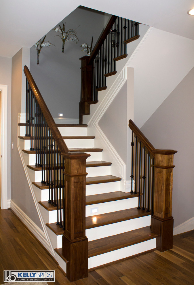 Foto de escalera clásica renovada con escalones de madera y contrahuellas de madera
