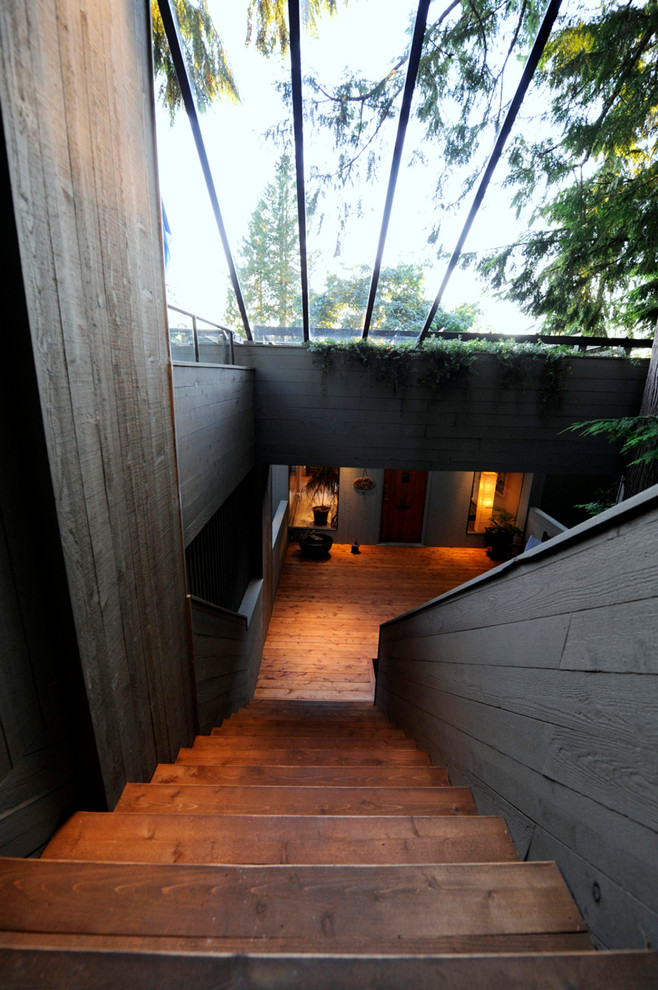 Стильный дизайн: большая прямая деревянная лестница в стиле модернизм с деревянными ступенями и деревянными перилами - последний тренд