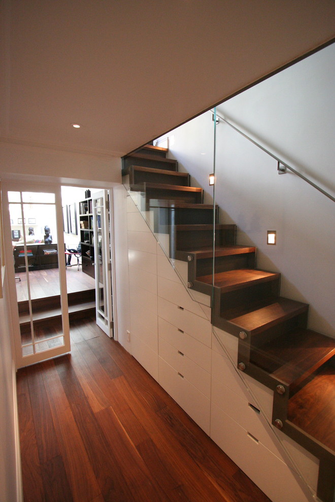 На фото: большая п-образная лестница в современном стиле с деревянными ступенями без подступенок