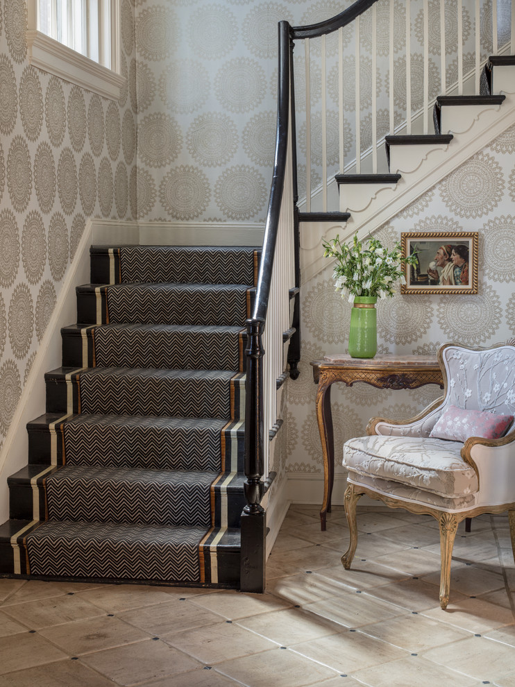 Стильный дизайн: угловая лестница среднего размера в классическом стиле с крашенными деревянными ступенями и деревянными перилами - последний тренд