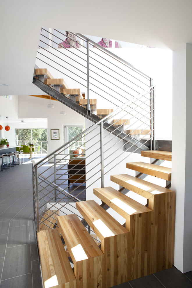Mittelgroße Moderne Holztreppe in U-Form mit offenen Setzstufen und Stahlgeländer in San Francisco