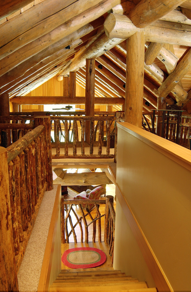 Cette photo montre un escalier droit montagne de taille moyenne avec des marches en bois et des contremarches en bois.