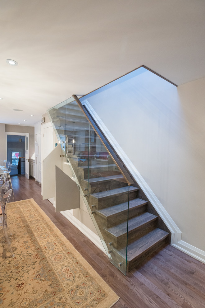 На фото: прямая деревянная лестница среднего размера в стиле модернизм с деревянными ступенями и стеклянными перилами с