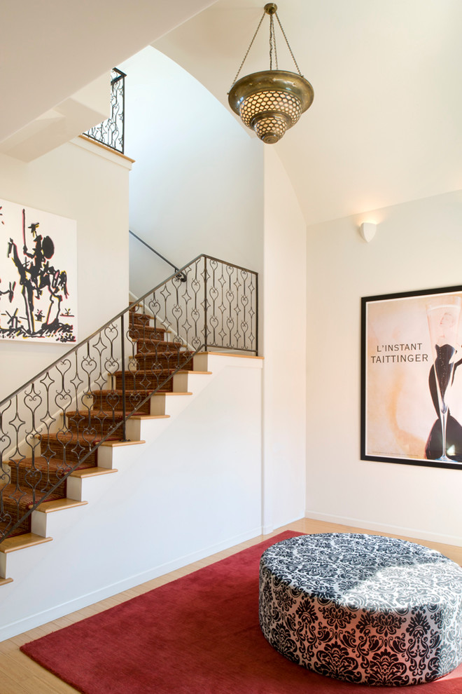 Foto de escalera en L contemporánea de tamaño medio con escalones de madera y contrahuellas de madera pintada