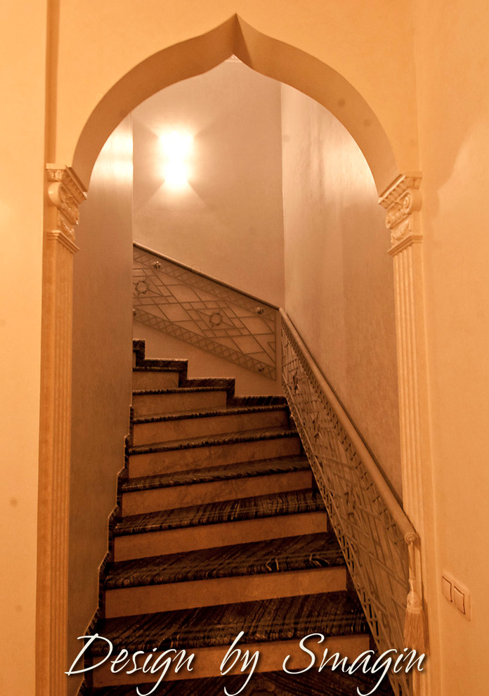 На фото: лестница в стиле фьюжн