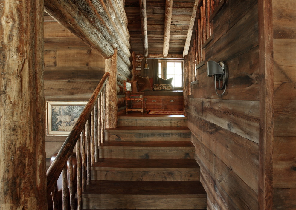 Idée de décoration pour un escalier droit chalet avec des marches en bois et des contremarches en bois.