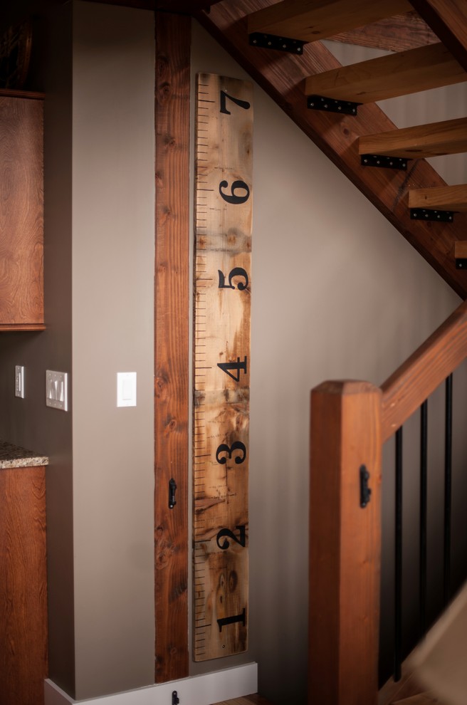 Inspiration pour un grand escalier sans contremarche chalet en U avec des marches en bois.