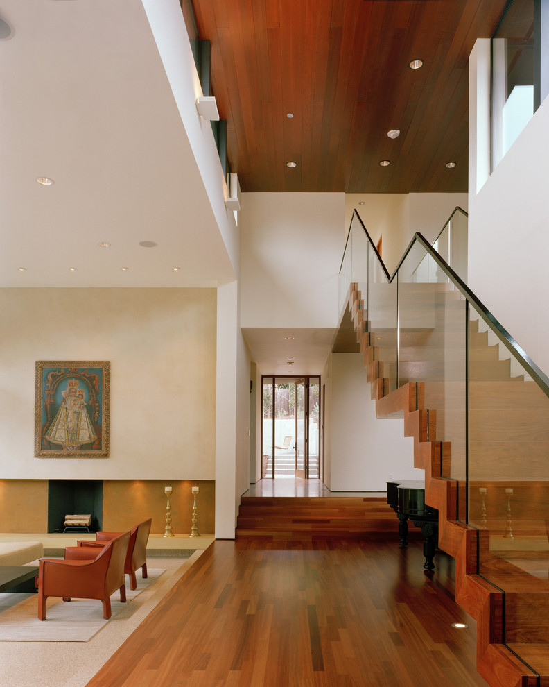 Стильный дизайн: большая прямая деревянная лестница в стиле модернизм с деревянными ступенями - последний тренд
