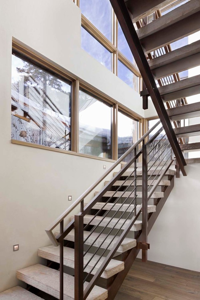 Пример оригинального дизайна: большая п-образная лестница в стиле рустика без подступенок