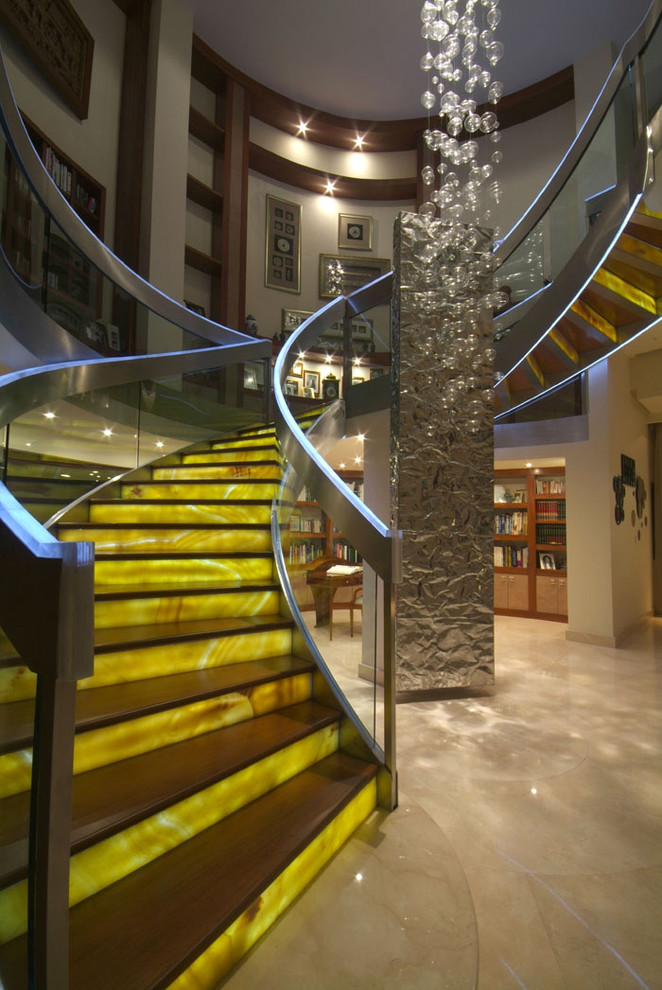 Cette image montre un escalier design avec des marches en bois.