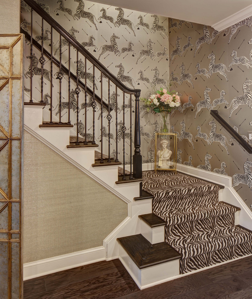На фото: угловая деревянная лестница среднего размера в стиле неоклассика (современная классика) с ступенями с ковровым покрытием, деревянными перилами и обоями на стенах с