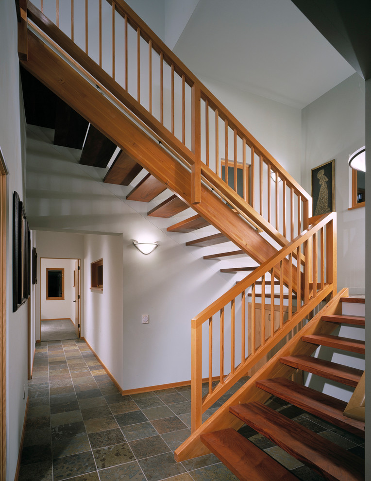 Exemple d'un escalier sans contremarche tendance avec palier.