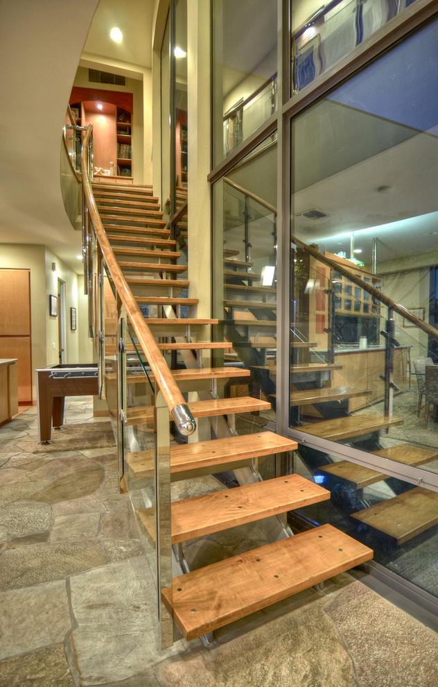 Cette photo montre un grand escalier sans contremarche droit tendance avec des marches en bois.