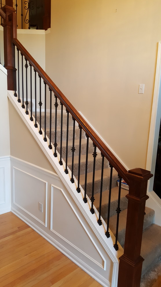 Стильный дизайн: угловая лестница с ступенями с ковровым покрытием и ковровыми подступенками - последний тренд
