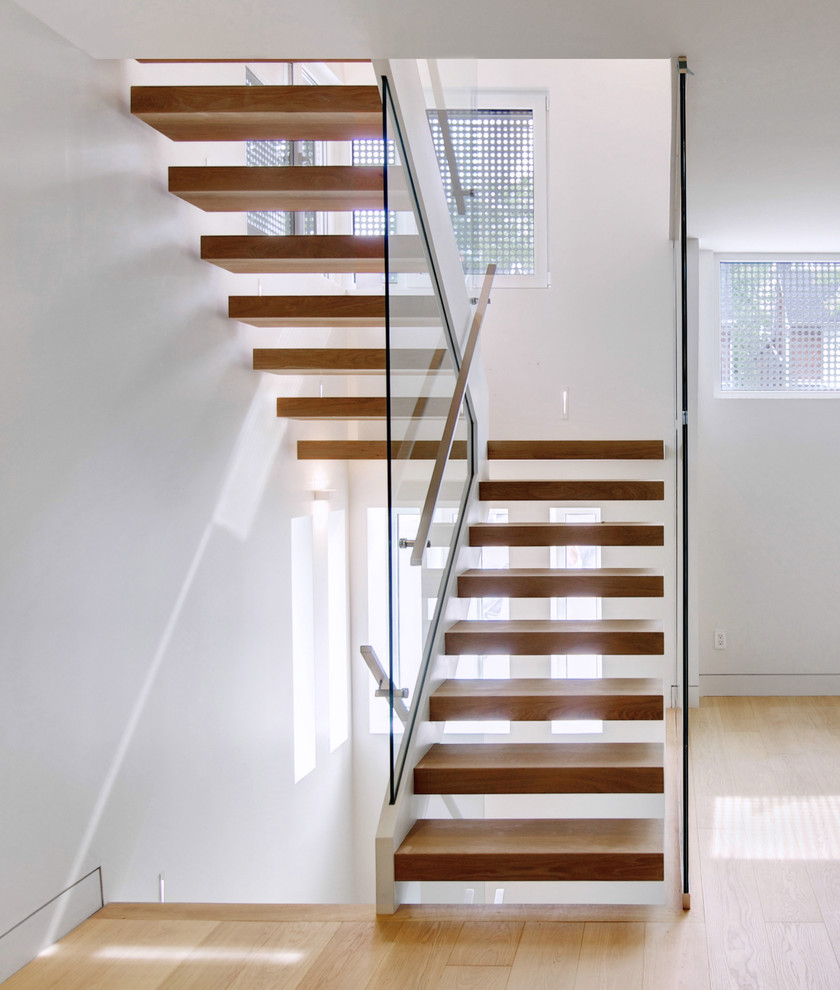 Источник вдохновения для домашнего уюта: лестница на больцах, среднего размера в скандинавском стиле с деревянными ступенями без подступенок