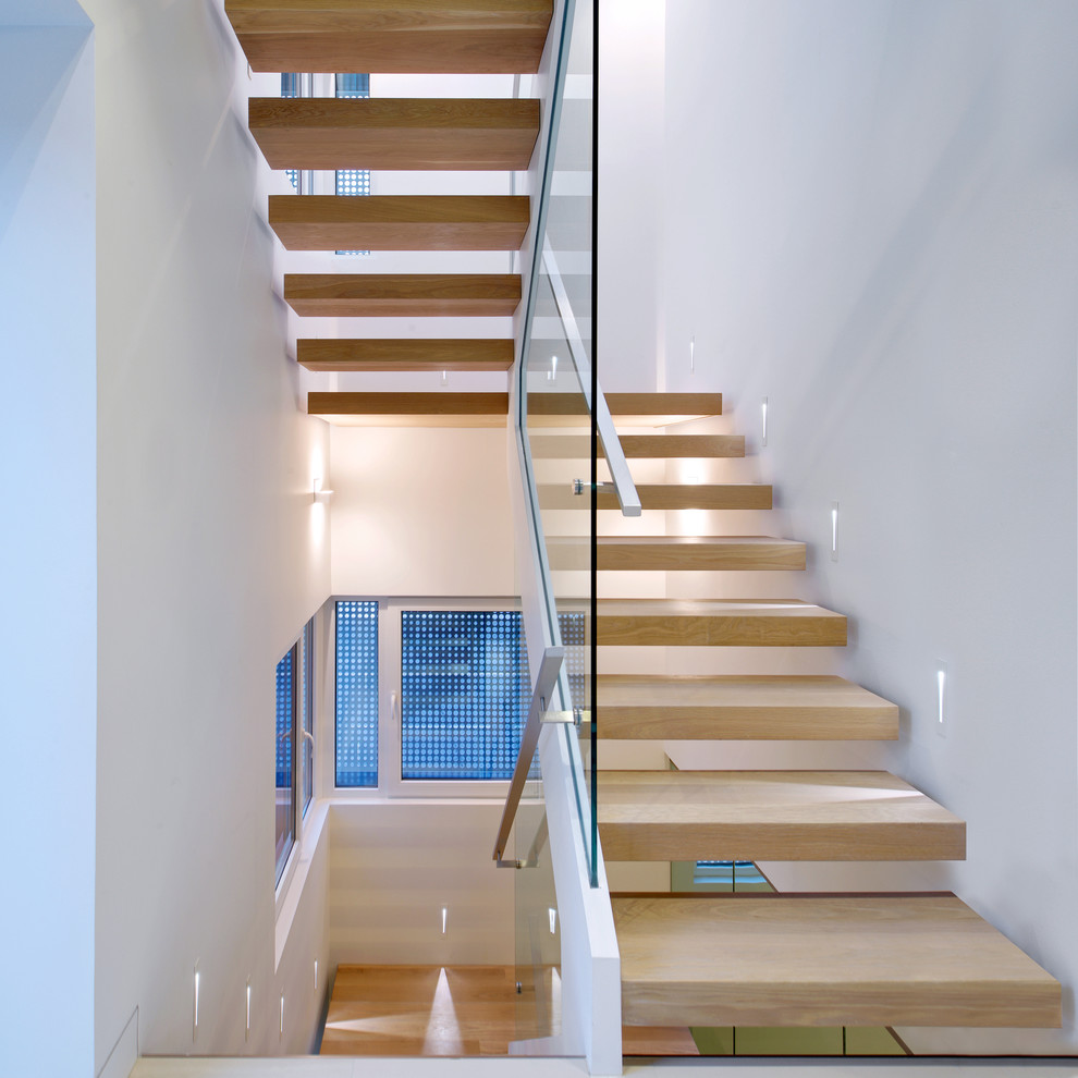 Foto de escalera suspendida escandinava de tamaño medio sin contrahuella con escalones de madera y barandilla de metal