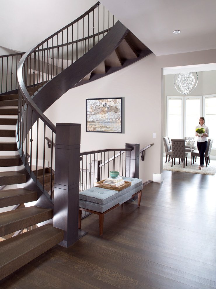 Idée de décoration pour un grand escalier sans contremarche courbe tradition avec des marches en bois.