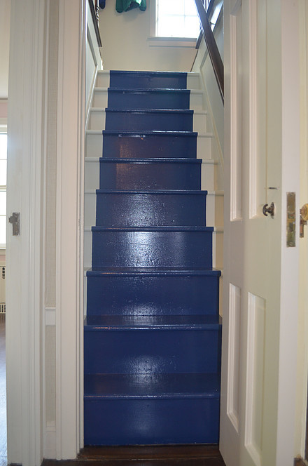 Gerade, Kleine Klassische Treppe mit gebeizten Holz-Treppenstufen und gebeizten Holz-Setzstufen in Sonstige