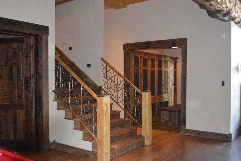 На фото: прямая деревянная лестница в стиле рустика с деревянными ступенями и деревянными перилами