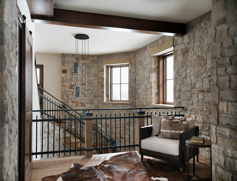 Стильный дизайн: изогнутая лестница среднего размера в стиле модернизм с деревянными ступенями, подступенками из известняка и перилами из смешанных материалов - последний тренд