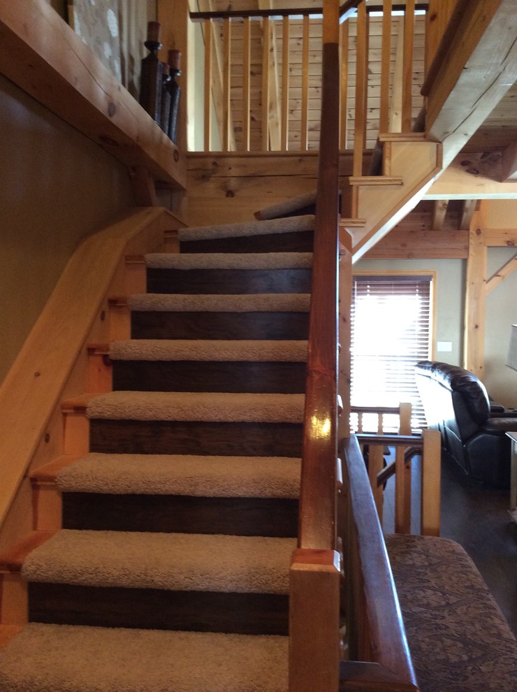 На фото: маленькая изогнутая лестница в стиле рустика с ступенями с ковровым покрытием и ковровыми подступенками для на участке и в саду с