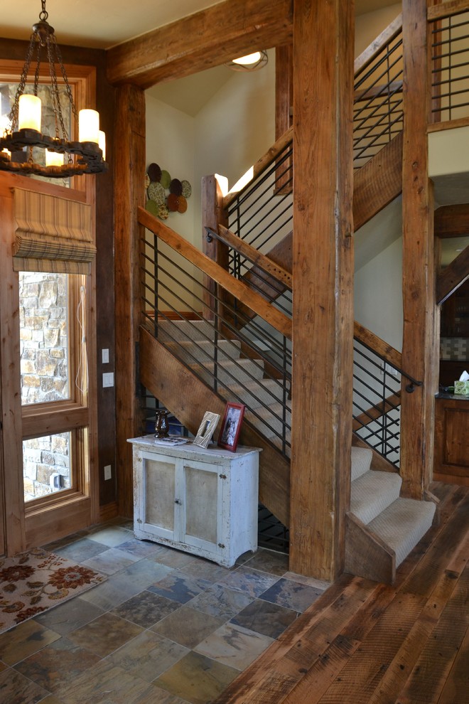 Réalisation d'un grand escalier droit chalet avec des marches en moquette, des contremarches en moquette et un garde-corps en matériaux mixtes.