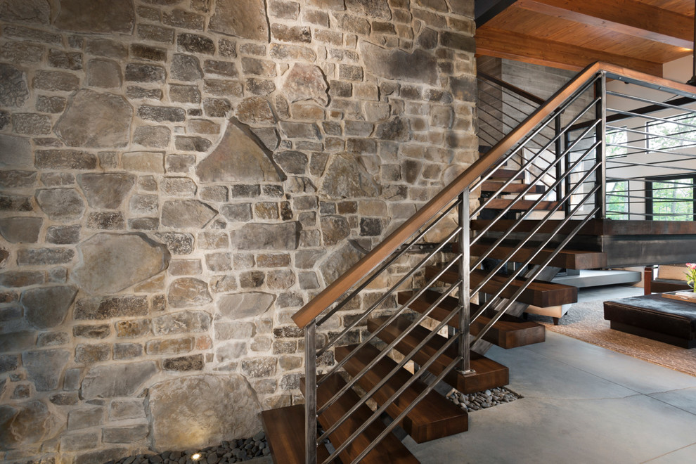 Свежая идея для дизайна: большая угловая лестница в современном стиле с деревянными ступенями и перилами из смешанных материалов без подступенок - отличное фото интерьера