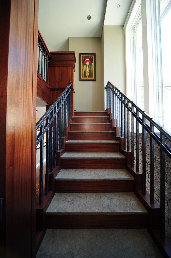 Diseño de escalera suspendida clásica con escalones con baldosas