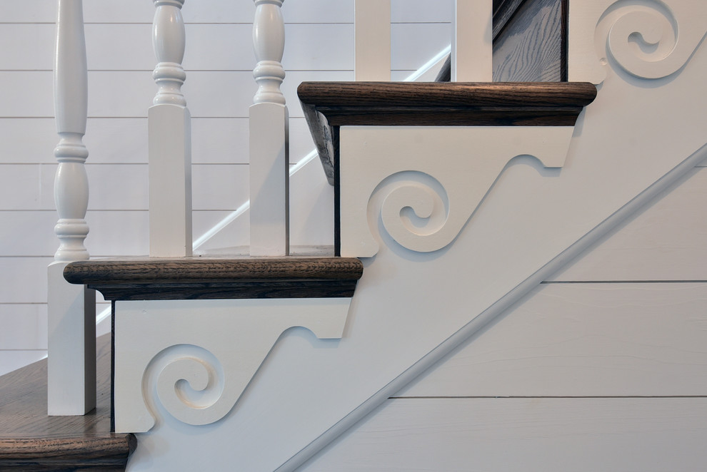 Diseño de escalera recta campestre con escalones de madera, contrahuellas de madera y barandilla de madera