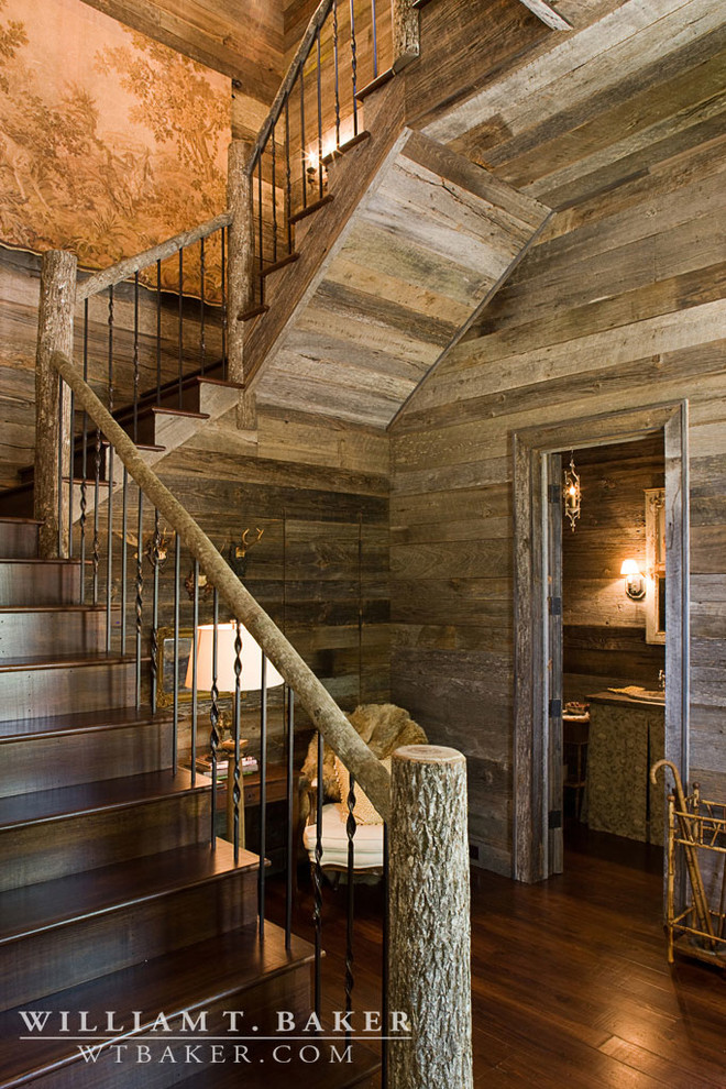 Foto de escalera en U rural de tamaño medio con escalones de madera, contrahuellas de madera y barandilla de metal