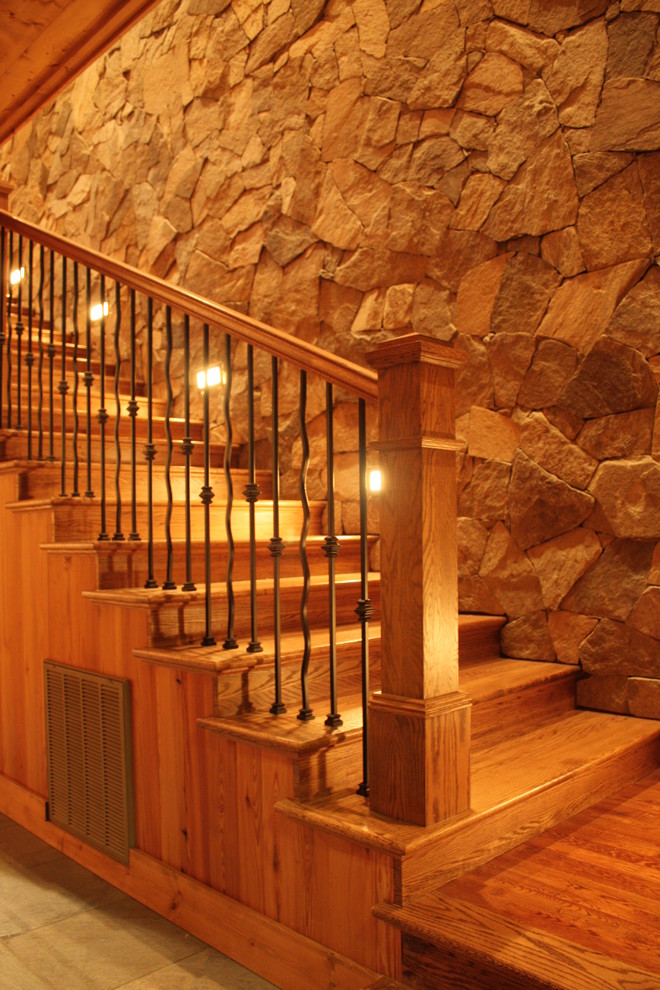 Réalisation d'un grand escalier droit bohème avec des marches en bois et des contremarches en bois.