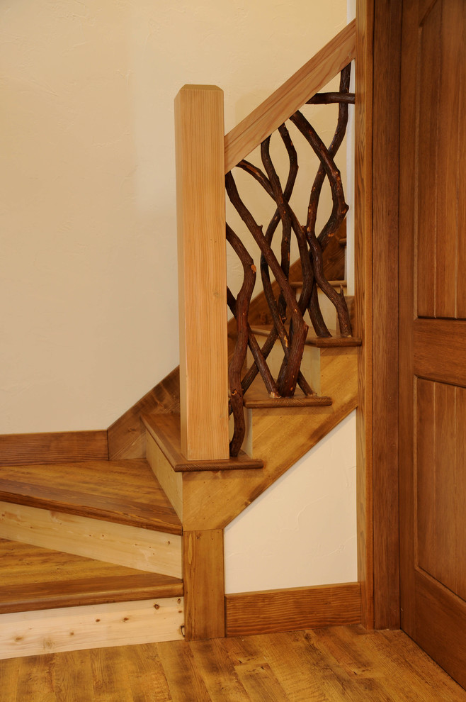 Стильный дизайн: угловая деревянная лестница в стиле рустика с деревянными ступенями - последний тренд