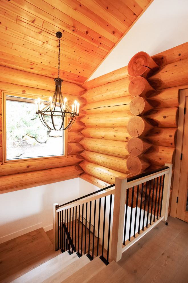 Источник вдохновения для домашнего уюта: большая п-образная деревянная лестница в стиле неоклассика (современная классика) с деревянными ступенями и перилами из смешанных материалов