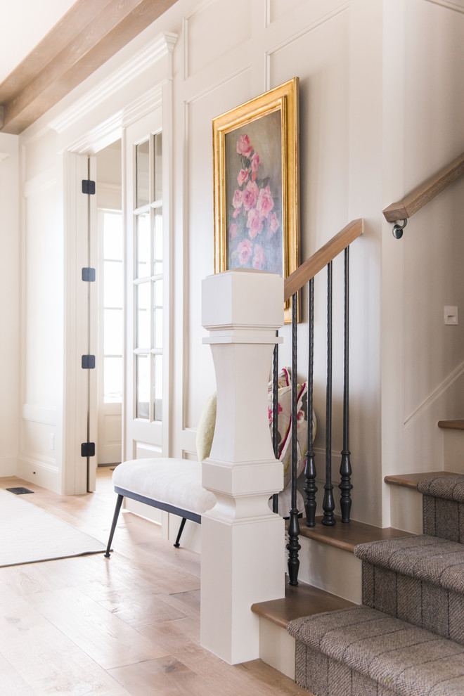 Cette image montre un escalier peint traditionnel de taille moyenne avec des marches en bois et un garde-corps en matériaux mixtes.