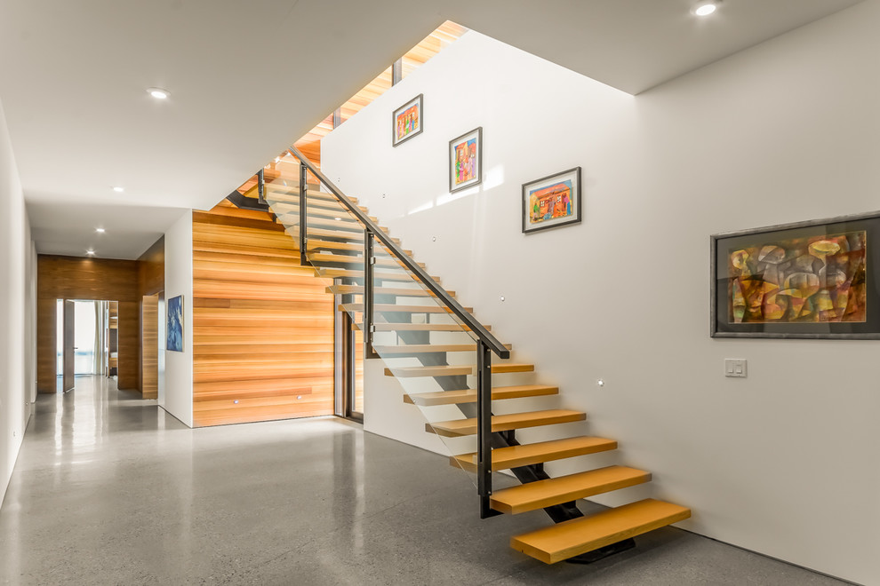 Источник вдохновения для домашнего уюта: прямая лестница в стиле модернизм с деревянными ступенями без подступенок