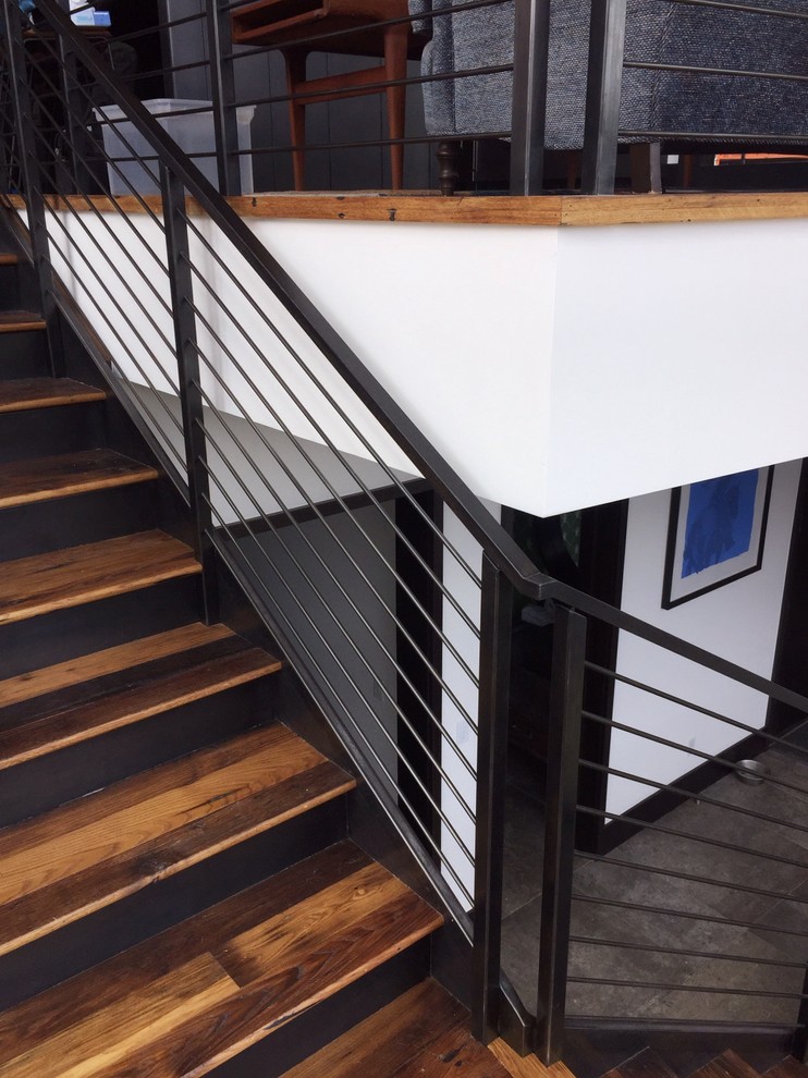 Идея дизайна: огромная металлическая лестница на больцах в стиле модернизм с деревянными ступенями и металлическими перилами