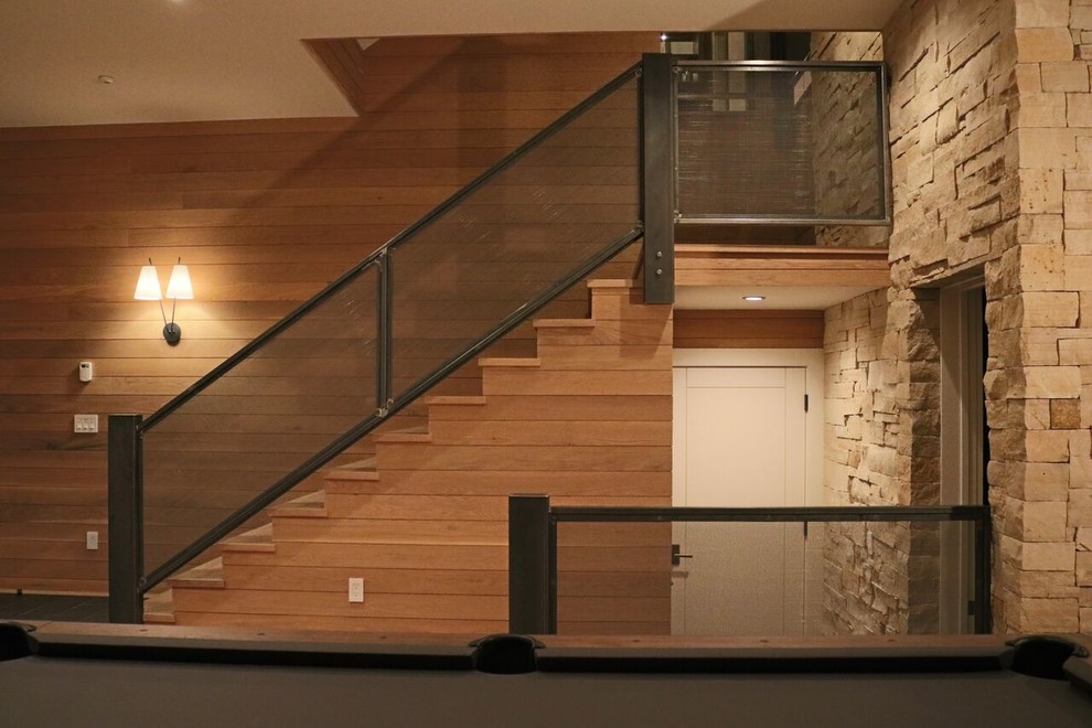 Exemple d'un escalier droit montagne de taille moyenne avec des marches en bois, des contremarches en bois et un garde-corps en matériaux mixtes.