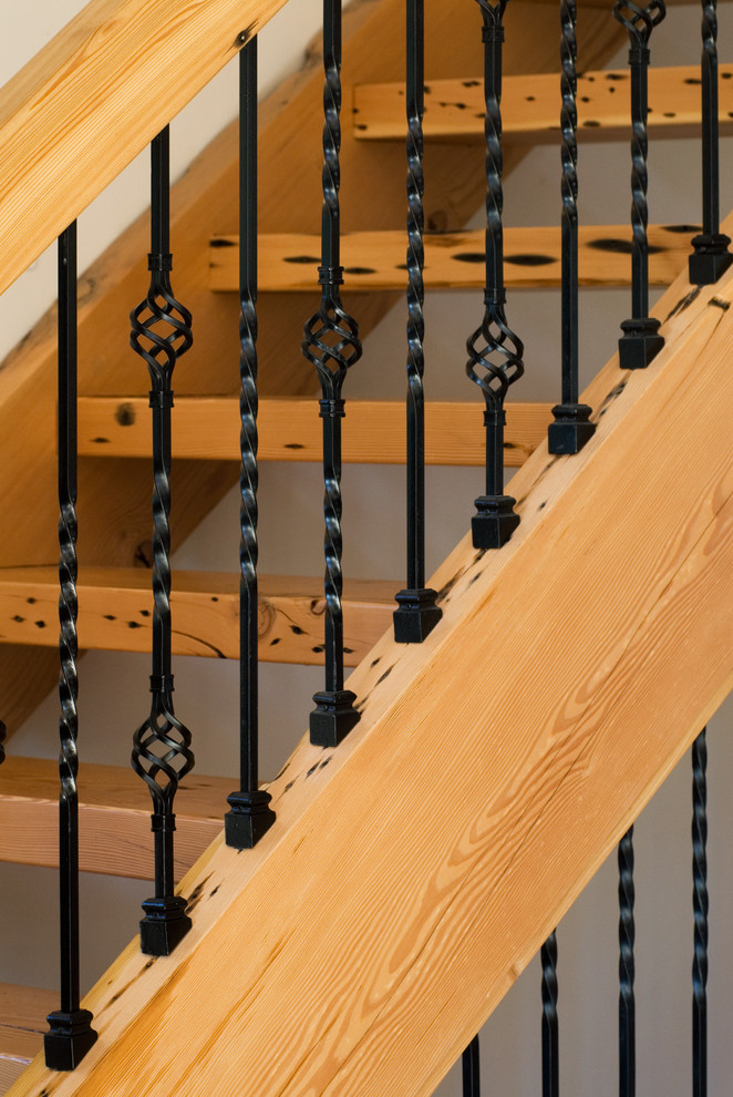 Foto de escalera recta rústica grande sin contrahuella con escalones de madera