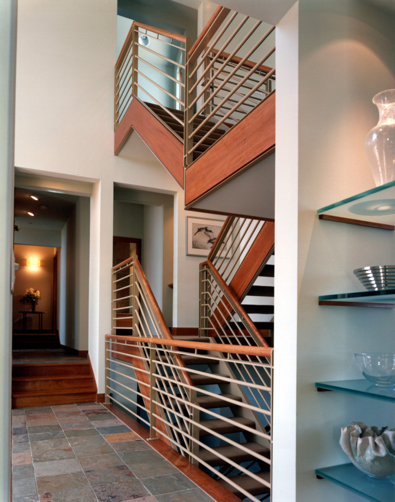 Mittelgroße Moderne Treppe mit Teppich-Treppenstufen, offenen Setzstufen und Stahlgeländer in Denver